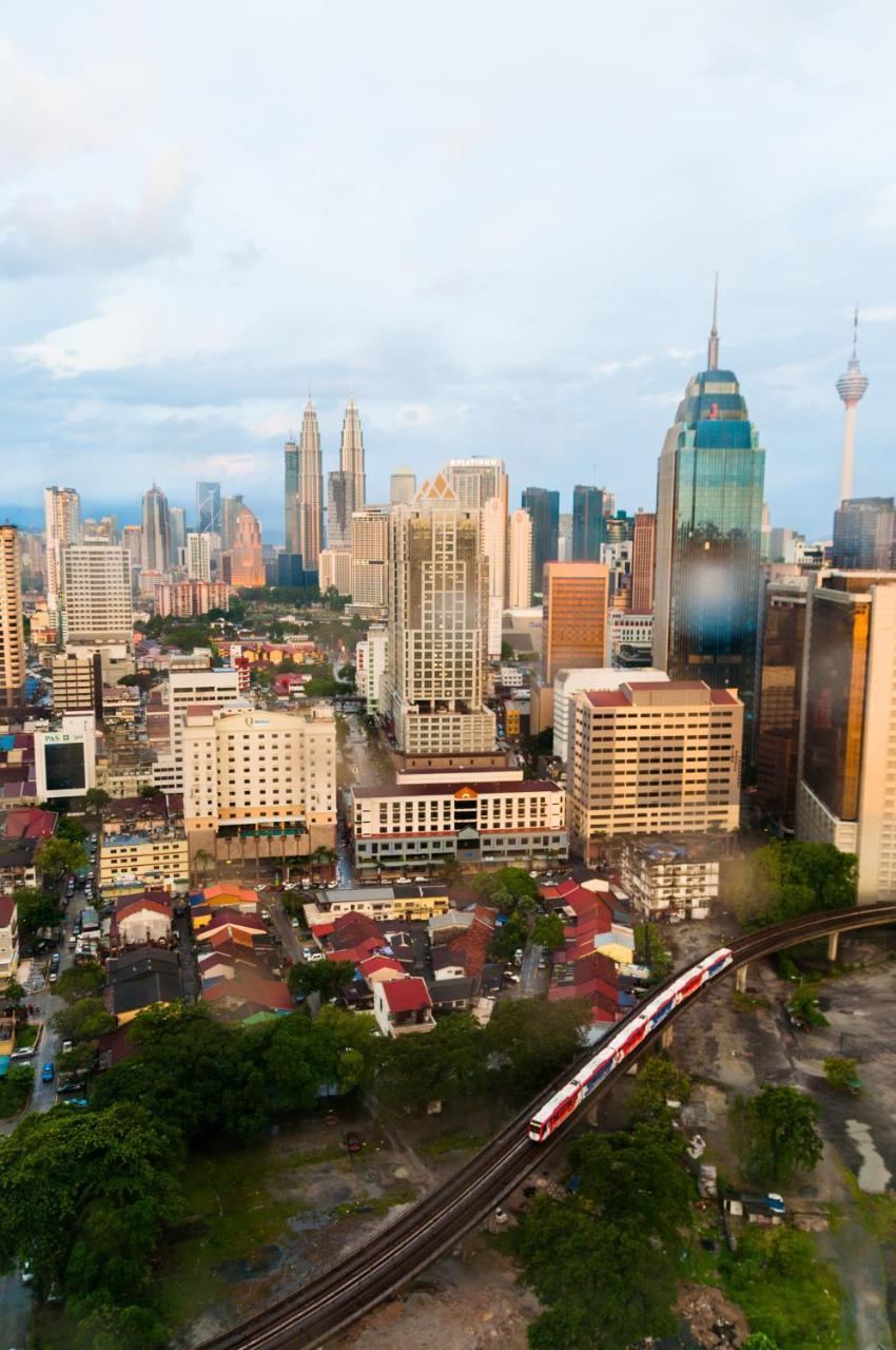 ホテルTuxedo Kl No.1 Rooftop Pool W Skyscraper Views クアラルンプール エクステリア 写真